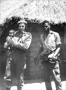 Ο Τσε κρατάει στην αγκαλιά του ένα μικρό αφρικανάκι, Κονγκό, 1965 (ή 1966).