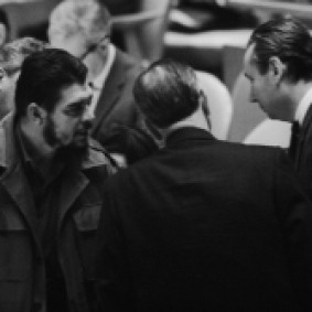 Ο Τσε Γκεβάρα συνομιλεί στην αίθουσα της ολομέλειας του ΟΗΕ με τους πρέσβεις της ΕΣΣΔ και της Κούβας. Φωτο: Bettmann/Corbis.